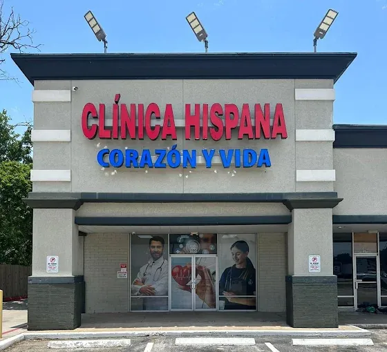 Clínica médica hispana en Pasadena TX - Doctor atendiendo paciente con atención profesional 100% en español